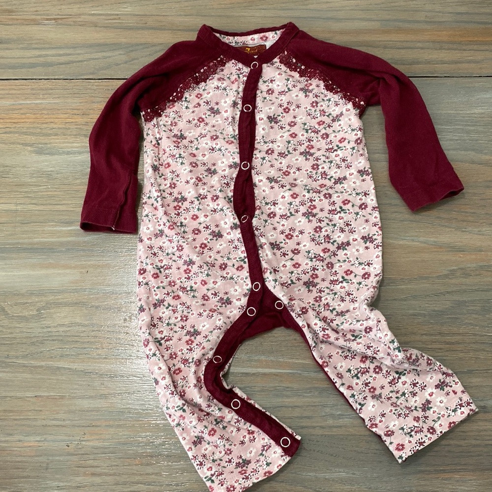 7 For All Mankind girl’s long romper sleeper footless Size 6/9 months